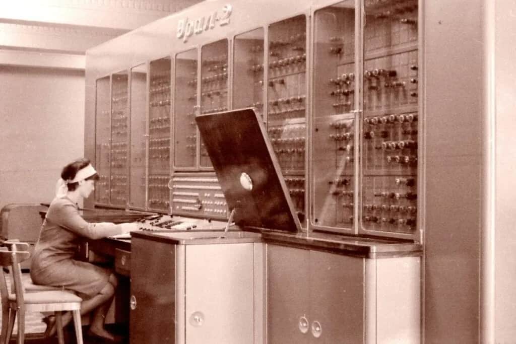 Pierwszy komputer na świecie kiedy powstał i jego kontrowersje