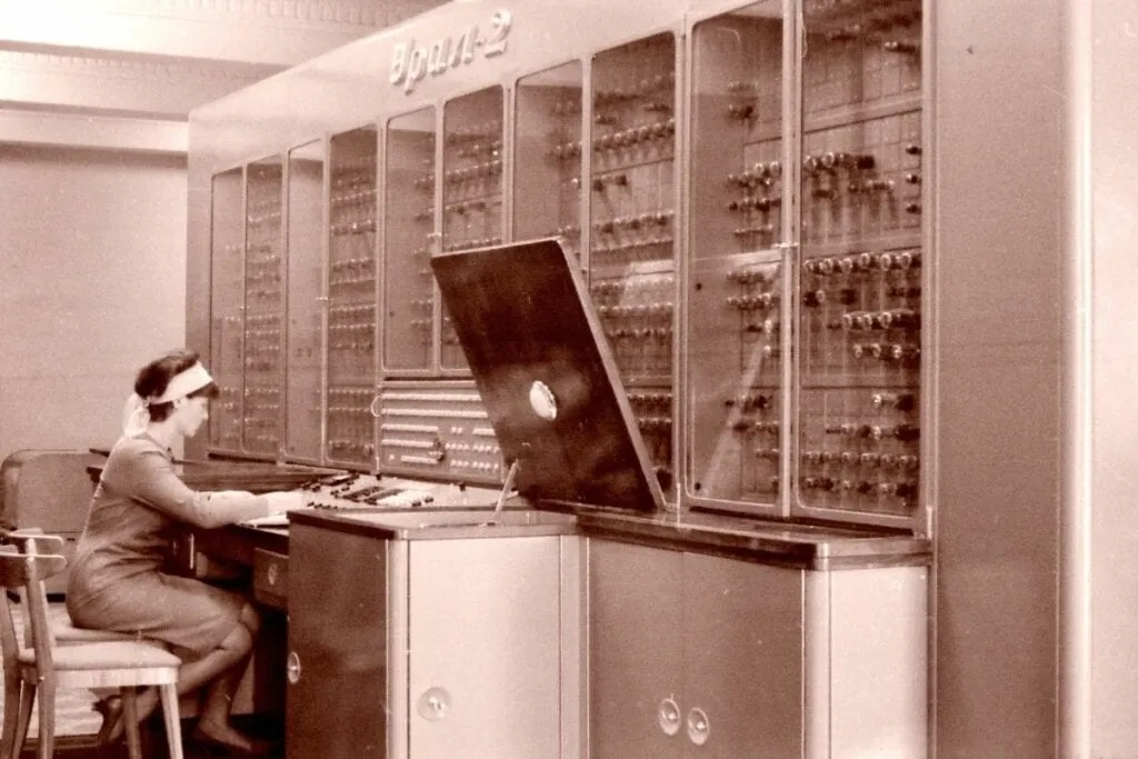 Pierwszy komputer na świecie kiedy powstał i jego kontrowersje