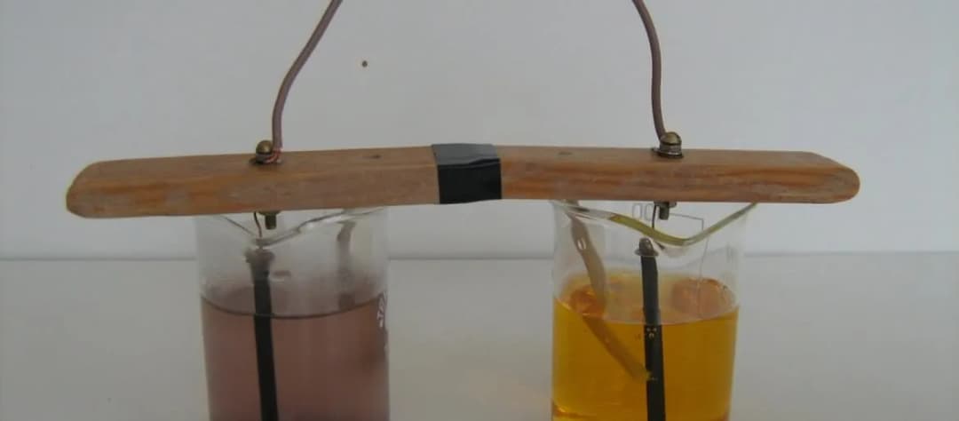 Kto wynalazł ogniwo galwaniczne i jak zmieniło świat elektryczności?