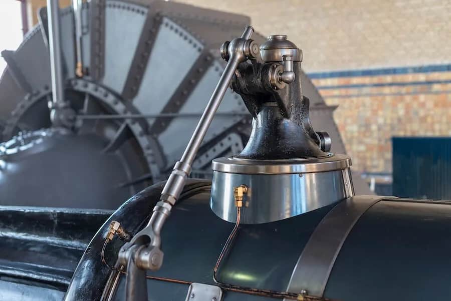 Kto wynalazł maszynę parową? Poznaj kluczowe postacie i ich wkład