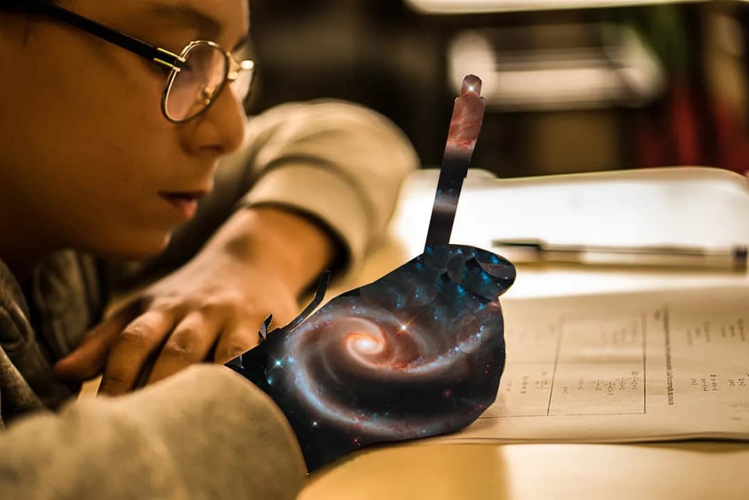 Grawitacja kto odkrył? Fascynująca historia i kluczowe postacie